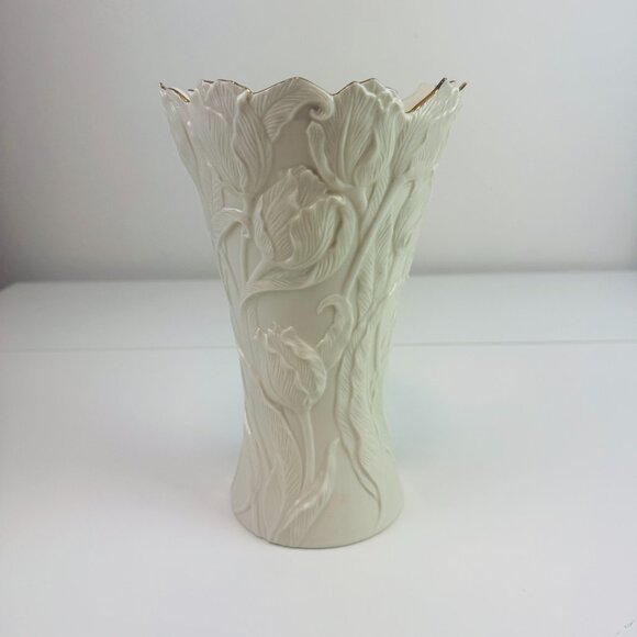 Lenox Classic Ivory Tulip Flare 9.25” Gold Trim Scalloped Vase Gold Trim - Picture 1 of 6